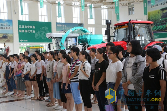 參觀五征產品展廳