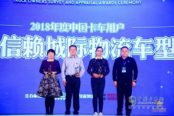 福田歐馬可代表上臺領獎