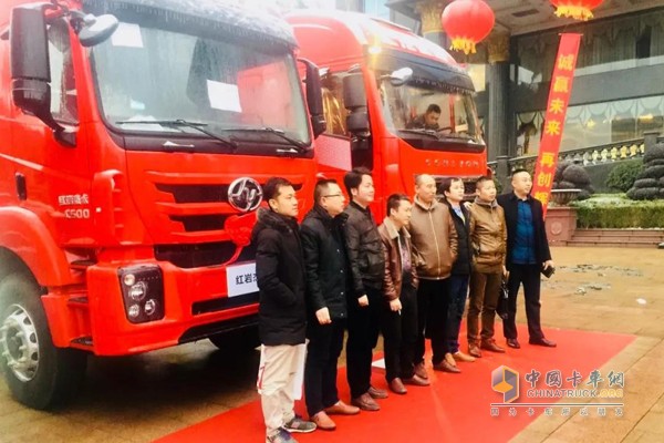 上汽紅巖杰獅冠軍版大馬力互聯網夢想卡車上市發布現場