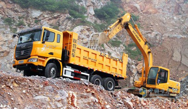 聯合卡車自卸車運載礦石