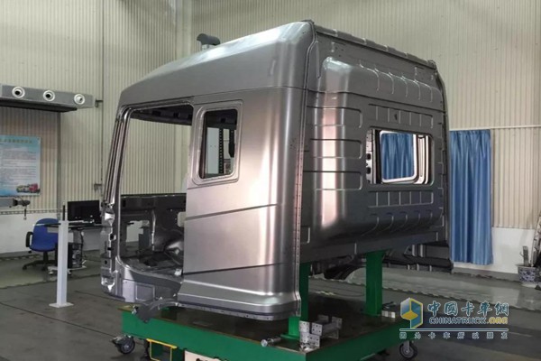 漢馬H7籠式骨架+高強度鋼板蒙皮結構的全鋼駕駛室