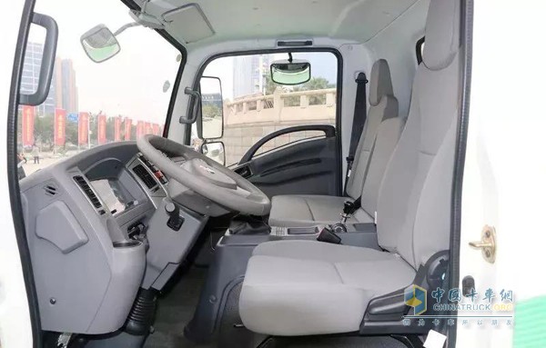 乘龍途鈴純電動輕卡駕駛室內飾