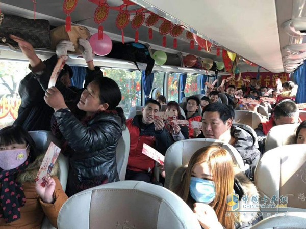 “年，豪沃、豪瀚送你回家過”活動車輛內熱鬧場景