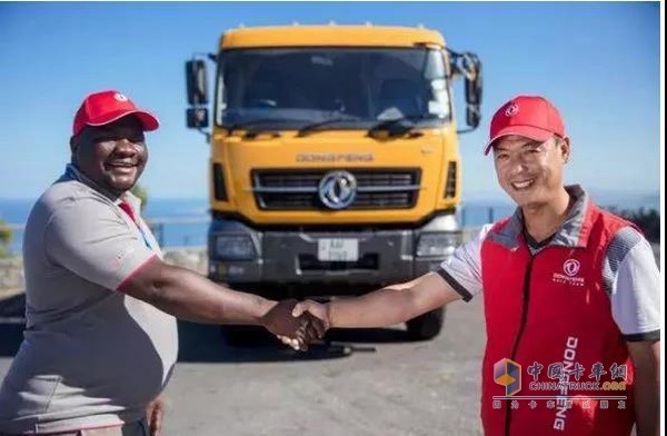 東風天龍自卸車司機與東風工作人員