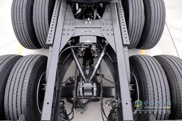 東風天龍旗艦2018款采用低重心的V桿懸架系統