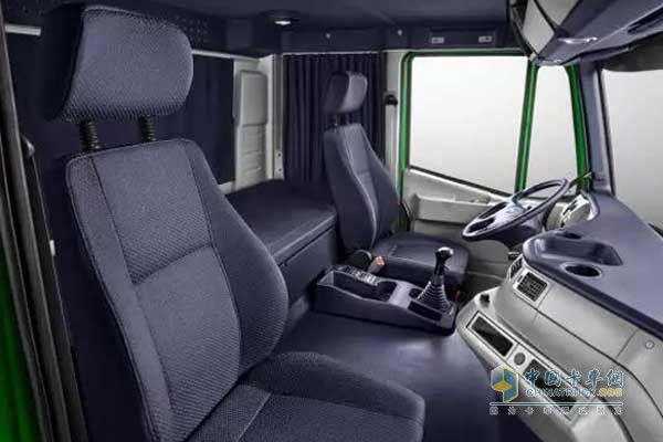 上汽紅巖“西南版”自卸車駕駛室內部結構
