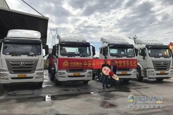 中國(guó)重汽向晉江星航交付豪瀚J5G 6*4牽引車(chē)