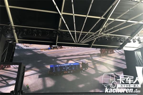 搭載了L4智能駕駛系統的解放J7緩緩啟動，順暢而精準的完成了以上作業的所有動作