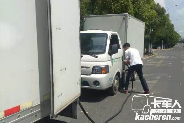 邵師傅準備給愛車充電