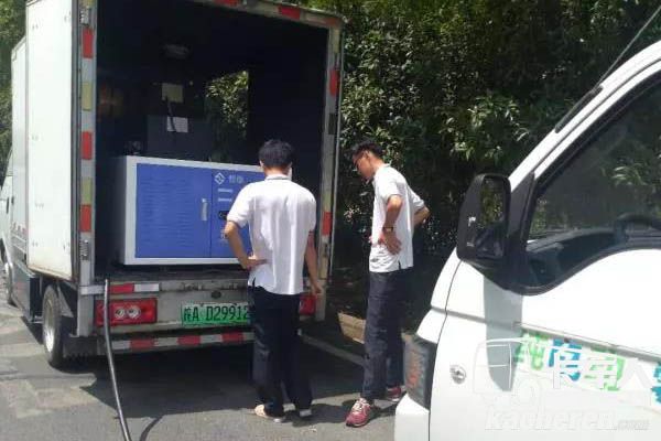 工作人員幫助邵師傅的愛車補充電量