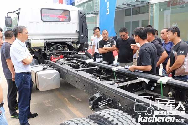 歐馬可服務(wù)人員為客戶講解車輛維保注意事項