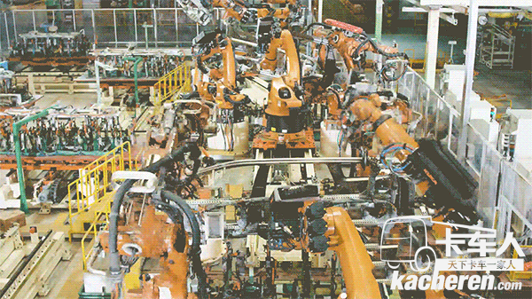 百余臺機器人正在緊張作業