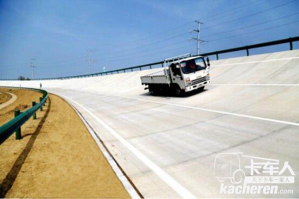 新港基地的高環試驗跑道上的江淮輕卡