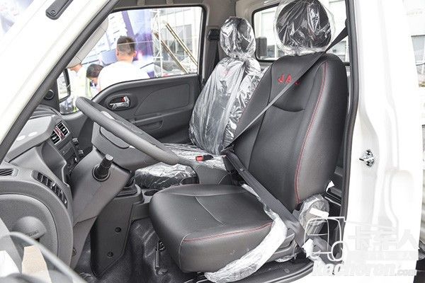 駕駛室采用皮革包裹的座椅