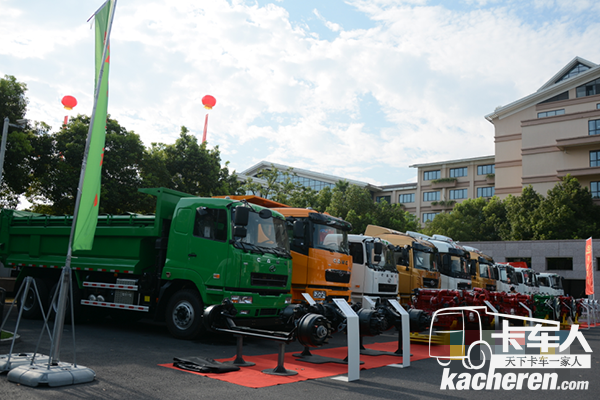 華菱星馬攜多款國六整車、發動機、變速箱與車橋產品盛裝亮相年中商務大會