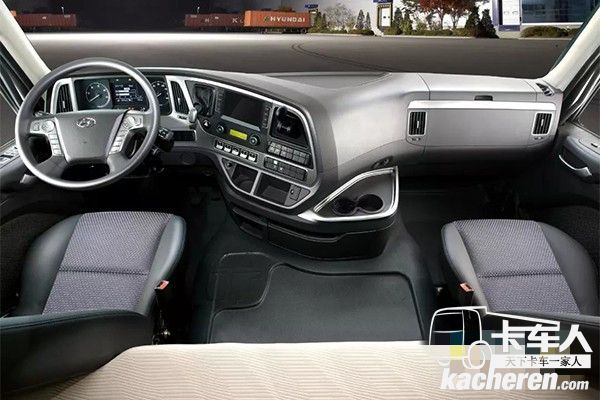 四川現代創虎駕駛室內部