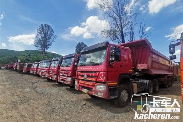 排列整齊的中國重汽HOWO卡車