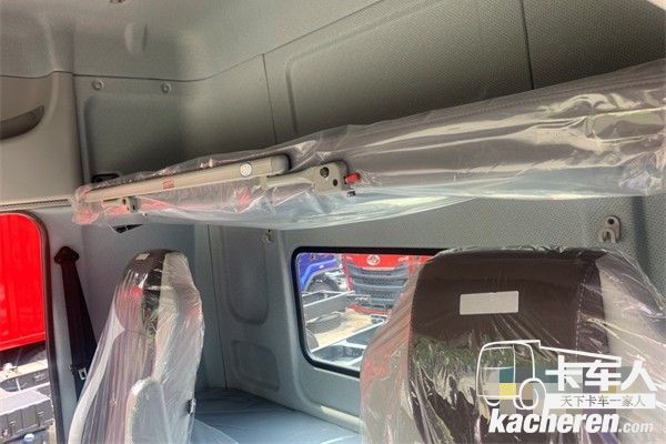 東風柳汽  乘龍H5 駕駛室內部采用上下雙臥鋪