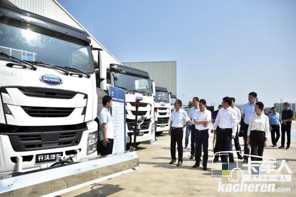 參會領導參觀使用慶鈴底盤的純電動環衛類產品