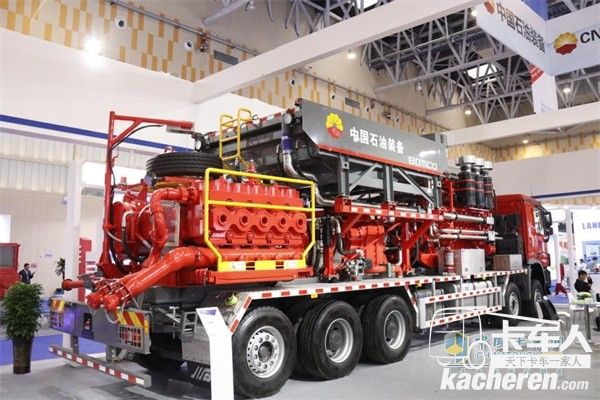 運載采用奔馳Actros5548 10x6驅(qū)動底盤