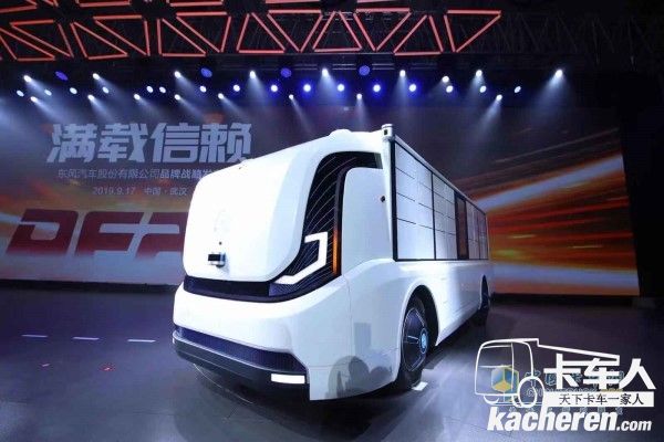 東風(fēng)汽車股份打造的Sharing Box智慧物流平臺(tái)，可百變?yōu)榭爝f收發(fā)盒子、商鋪售賣盒子、環(huán)衛(wèi)清掃盒子、圖書(shū)閱覽盒子等多種形態(tài)，實(shí)現(xiàn)移動(dòng)循環(huán)售賣、遠(yuǎn)程一鍵召車等功能