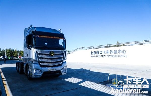 與會(huì)嘉賓試乘試駕搭載福田康明斯X13發(fā)動(dòng)機(jī)的歐曼超級(jí)重卡