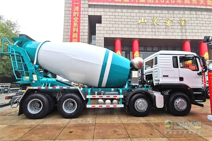 汕德卡產(chǎn)品嚴守法規(guī)，推出最新8x4水泥攪拌車