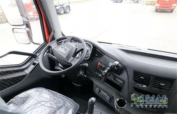 解放新J6P6x4質惠版牽引車駕駛舒適