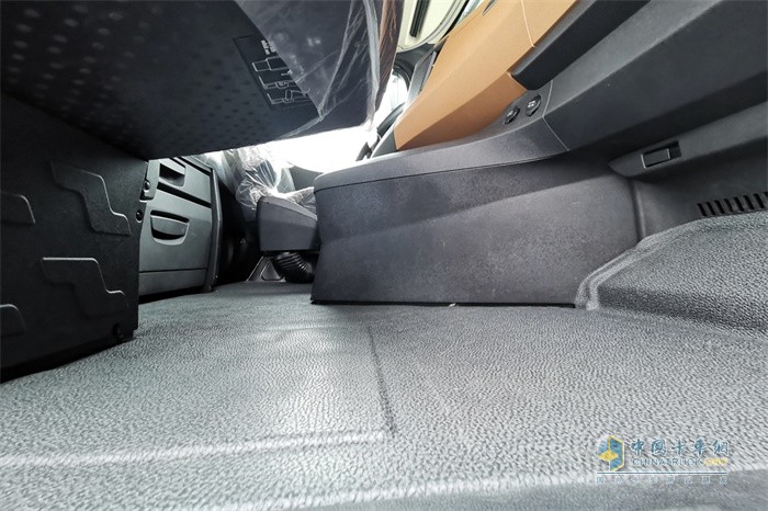 陜汽德龍X6000換擋桿從地板移動到了中控臺上，實現了真正的平地板