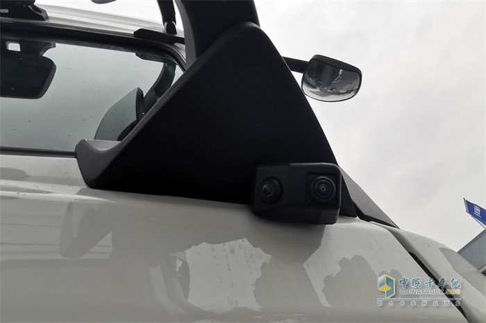 陜汽德龍X6000后視鏡下面為盲區攝像頭