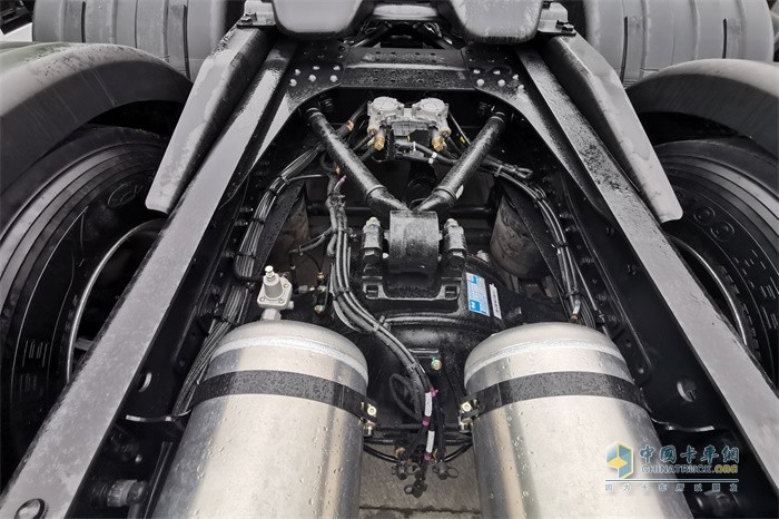 陜汽德龍X6000整車的儲氣筒、干燥罐布置在了車架內側