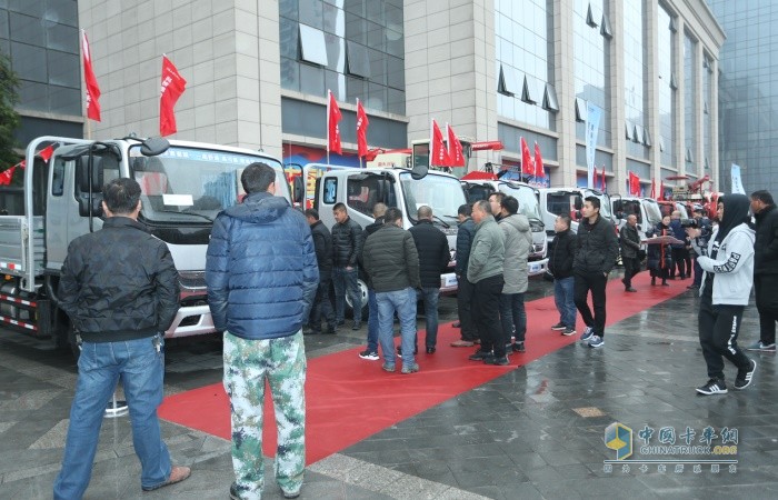 陰雨天氣擋不住駐馬店麥客對奧鈴新一代收割機(jī)的熱情