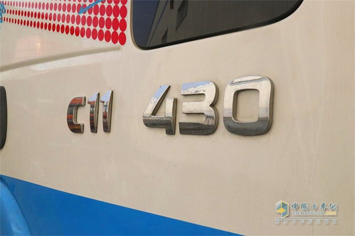 主車采用杰獅C500 6x2R驅動底盤，搭載科索11L發動機