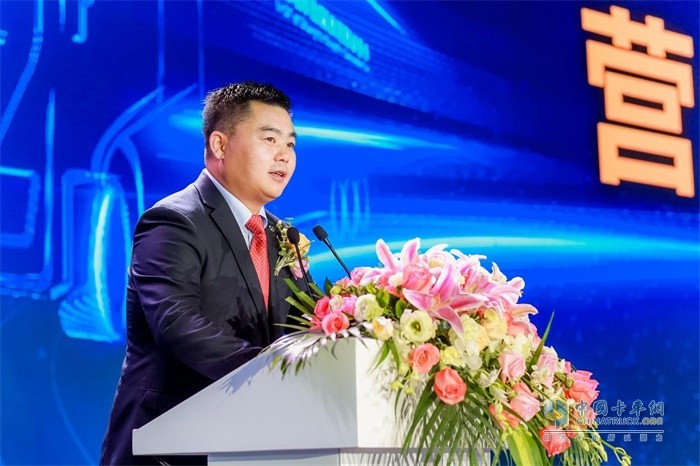 上汽依維柯紅巖副總經(jīng)理、營銷公司總經(jīng)理?xiàng)钆鄰?qiáng)作營銷工作報告