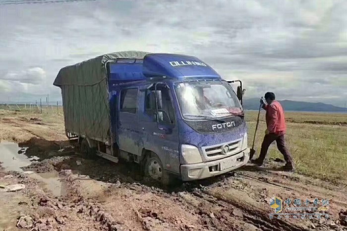 等待服務站維修的楊師傅的奧鈴輕卡