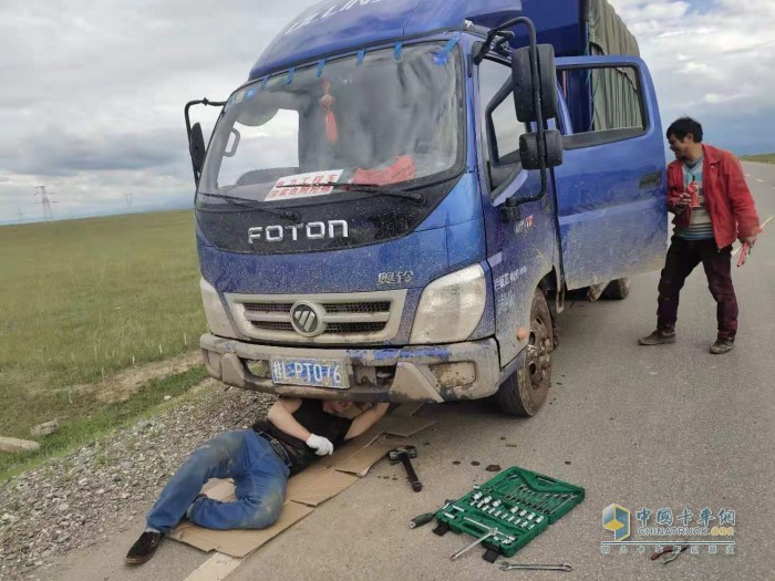 奧鈴服務人員正在維修奧鈴載貨車