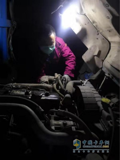 張三軍奮戰一夜修復車輛