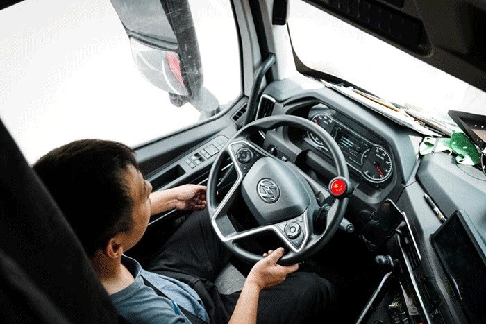 趙師傅對于新車紅巖杰獅H6牽引車相當(dāng)滿意