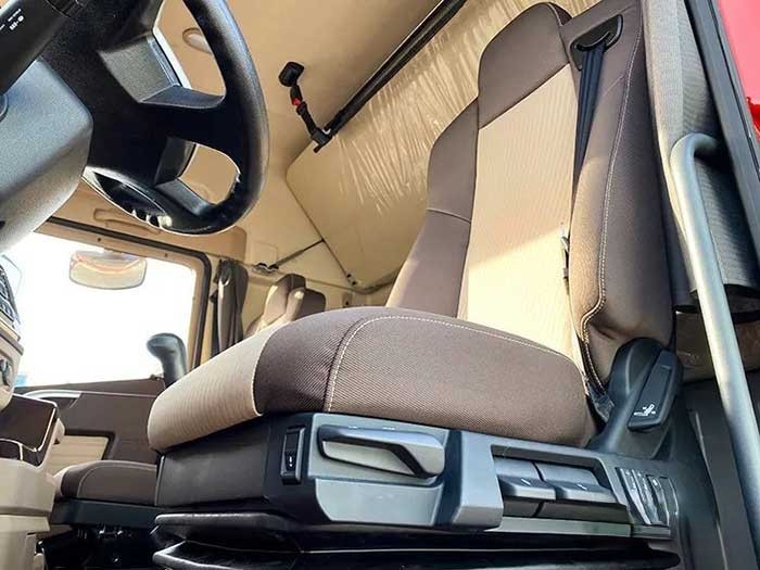 解放青汽JH6 6x2領(lǐng)航版AMT