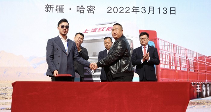 巖杰獅C6 PLUS CNG牽引車交車現(xiàn)場