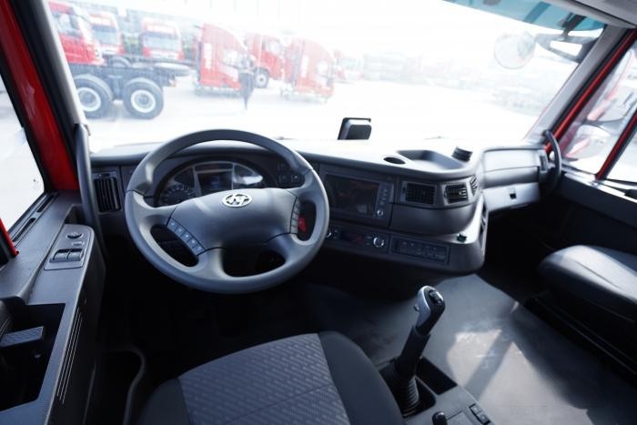 馬師傅的紅巖杰獅C6牽引車(chē)駕駛室