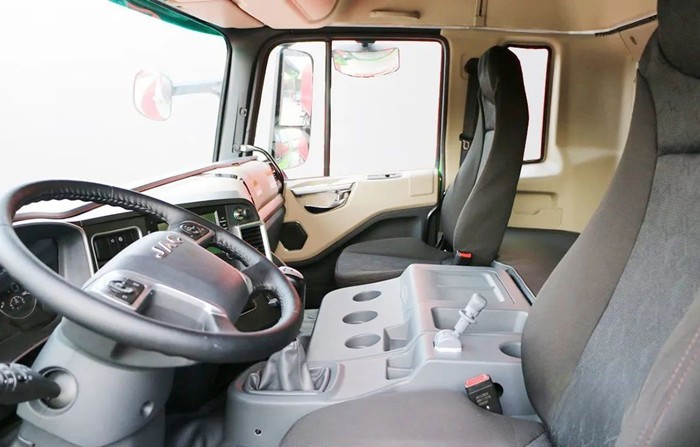 江淮格爾發(fā)K5W 8×4挖掘機(jī)運(yùn)輸車(chē)