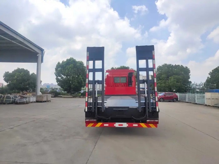 江淮格爾發(fā)K5W 8×4挖掘機(jī)運(yùn)輸車(chē)