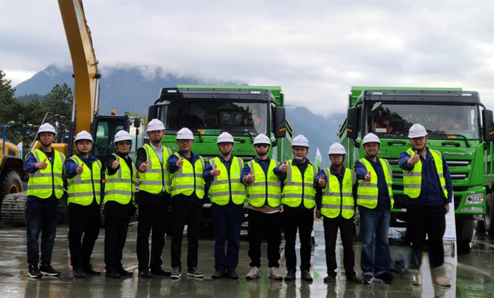 徐工純電動(dòng)攪拌車(chē)、渣土車(chē)極限施工通關(guān)川藏鐵路高難關(guān)卡