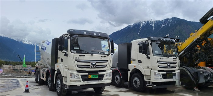 徐工純電動(dòng)攪拌車(chē)、渣土車(chē)極限施工通關(guān)川藏鐵路高難關(guān)卡