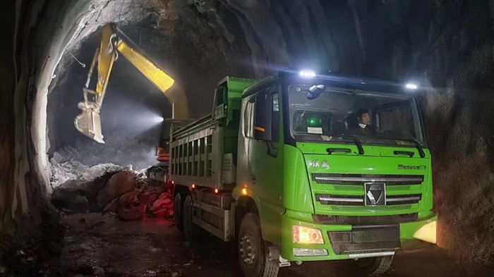 徐工純電動(dòng)攪拌車(chē)、渣土車(chē)極限施工通關(guān)川藏鐵路高難關(guān)卡