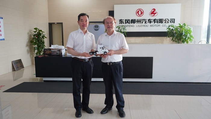 唐競總經理(左)與王雙飛院士(右)合影