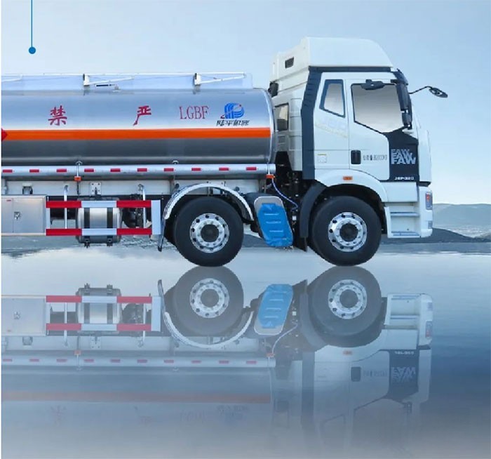 解放新J6P危險貨物運輸車