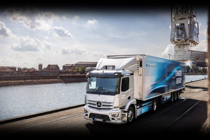 奔馳卡車來(lái)了！