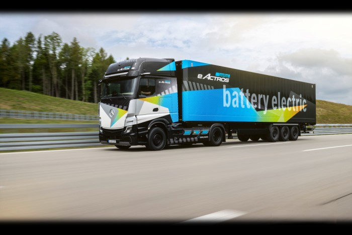 奔馳卡車來(lái)了！